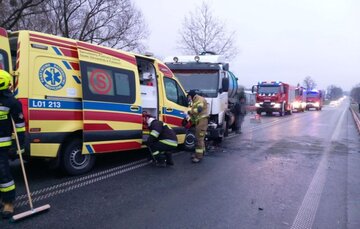 Czołowe zderzenie karetki z&nbsp;ciężar&oacute;wką w&nbsp;Rykach