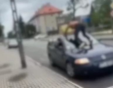 Miniatura: Półnagi radny PiS tańczył na dachu auta....