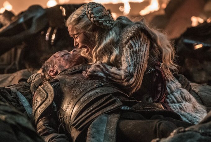 Kadr z „Gry o tron”. Jorah umiera w objęciach Daenerys