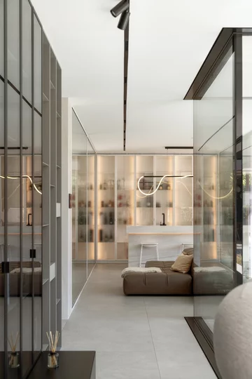 Inside Out Villa, dom jednorodzinny autorstwa pracowni MOKAA – dom, który otwiera się na ogród i redefiniuje współczesny komfort życia 