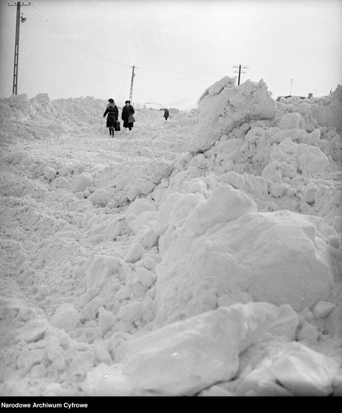 Droga z hałdami śniegu w okolicy Starych Babic 