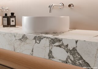 Masywny blat w dekorze białego marmuru (Imperio) w połączeniu z ciepłym dębem (Redwine Oak). Wrażenie luksusu podkreśla minimalistyczna ścienna armatura