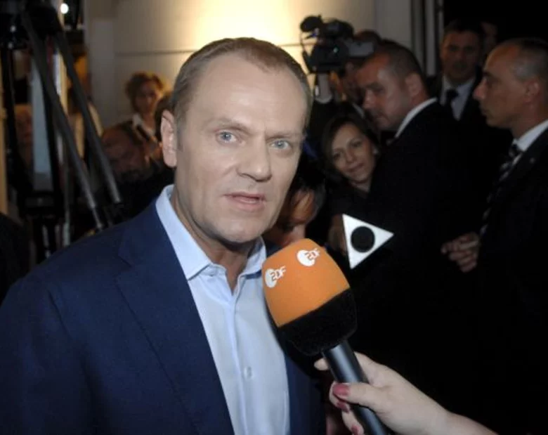 Miniatura: Tusk jeździ rządowym BMW w krótkich...