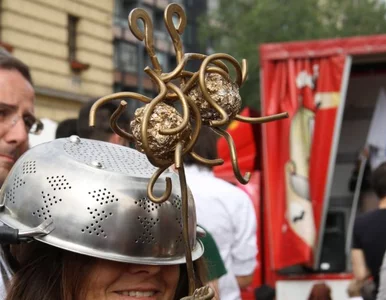 Miniatura: Zdjęcie do dowodu z... durszlakiem na głowie