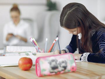 Ilustracyjne zdjęcie, dziewczyna przy biurku w szkole