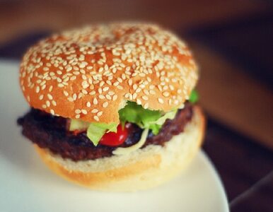 Miniatura: Znalazła swastykę w hamburgerze