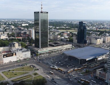 Miniatura: Warszawa. Zapadł się fragment jezdni na...