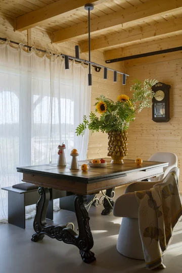 Współczesny dom na Kaszubach zaprojektowany przez Patrycję Majewicz – naturalne materiały, drewno i lokalne inspiracje tworzą spokojne, funkcjonalne wnętrze zakorzenione w krajobrazie 