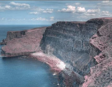 Klify Moher w hrabstwie Clare oczami osoby z tritanopią Tritanopia polega na myleniu barwy jasnoniebieskiej z szarościami, ciemnoniebieskiej z czernią, zieleni z niebieskościami i pomarańczy z czerwienią.