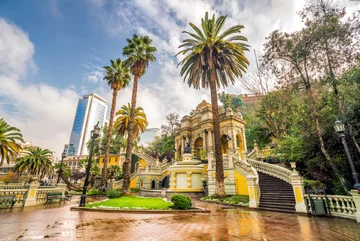 Santiago, Chile Znajduje się na liście częściowo dzięki swojej tętniącej życiem sztuce ulicznej. Tutaj mówi się, że "gołe ściany to puste płótna na murale"