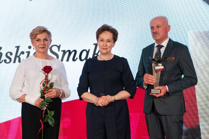 Grażyna (po lewej) i Dariusz (po prawej) Putkowscy, oraz wręczająca nagrodę Jadwiga Zabielska, dyrektor oddziału białostockiego Krajowego Ośrodka Wsparcia Rolnictwa