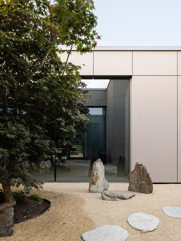 Dom z patio i roletami zasłaniającymi tarasy – prywatność na małej działce, projekt Beef Architekti 