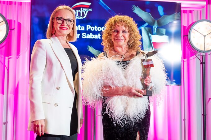 Małgorzata Potocka (z prawej) oraz wręczająca nagrodę Marzena Zielińska, prezes Capital Point