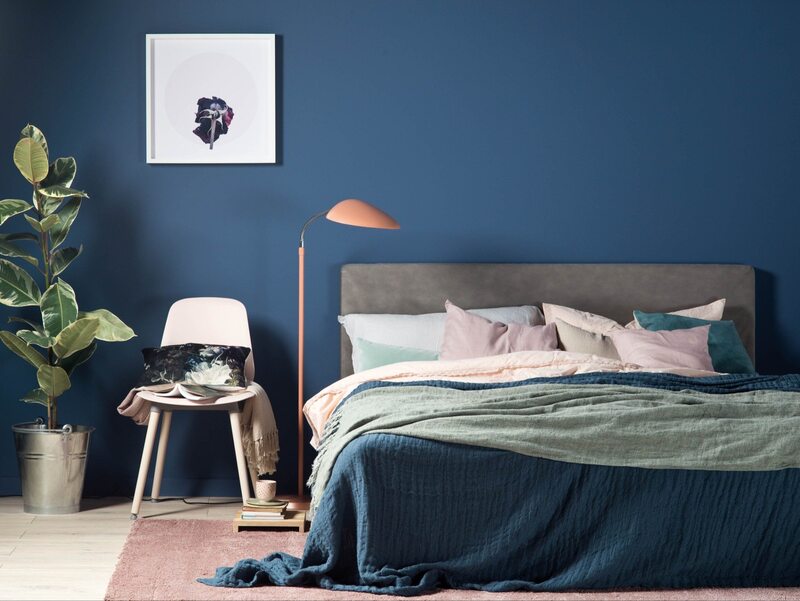 Granatowy kolor w sypialni pomaga rozładować napięcie, wprowadza nutę tajemniczości