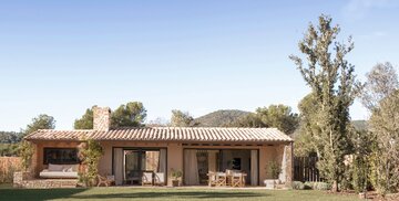 Dom w&nbsp;Empord&agrave; &ndash; kompozycja prostych brył, naturalnych materiał&oacute;w i&nbsp;światła, z&nbsp;płynnym przejściem między wnętrzem a&nbsp;krajobrazem, projekt D&rsquo;Aussy Interiors