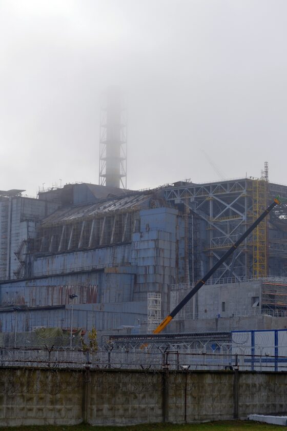 Blok IV w Czarnobylu Zdjęcie wykonane pod koniec października, jeszcze przed nasunięciem nowego sarkofagu (ukr. Арка, pl. "Łuk")