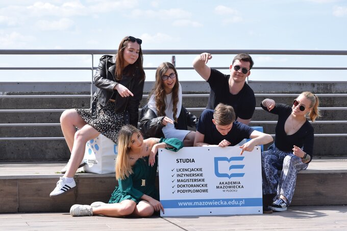 Studenci z&nbsp;tablicą Akademii Mazowieckiej w&nbsp;Płocku
