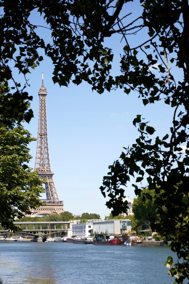 Mieszkalna barka Isadora, w tle wieża Eiffela