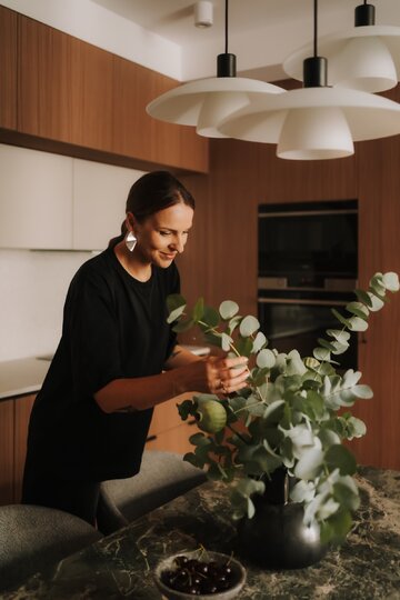 Mid-century modern w nowoczesnym wydaniu. Apartament projektu MOIE studio na Kępie Mieszczańskiej 