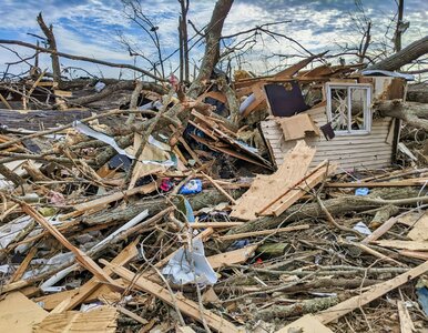 Miniatura: Tornado porwało ich dom. W środku była...