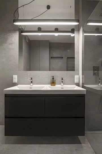 Dom z kobaltową sofą 