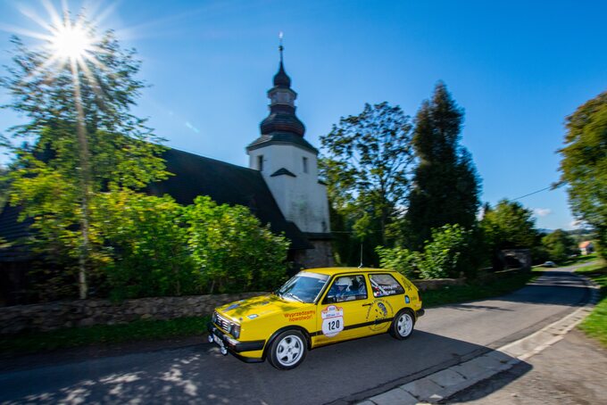 Żółty Golf jechał dla Fundacji Wyprzedzamy Nowotwór