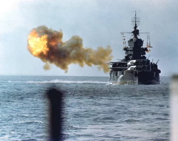 USS Idaho ostrzeliwuje Okinawę (1 kwietnia 1945 r.) 