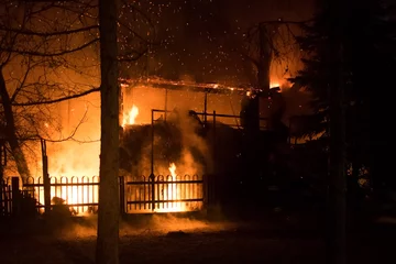 Płonie warsztat samochodowy i dom 