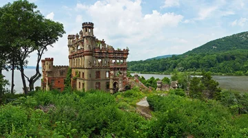 Bannerman Castle, USA Zamek Bannerman właściwie był jedynie magazynem broni, zbudowanym na podobieństwo zamku. Należał do biznesmena Francisa Bannermana. Popadł w ruinę po tym, jak w Stanach zmieniono prawo o sprzedaży wojskowej broni cywilom.