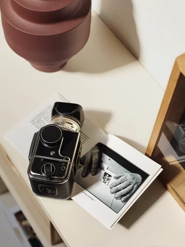 Kolecja A view of Hedonism Kave Home zaprezentowana w domu barcelońskiego fotografa i restauratora Leopoldo Pomésa 