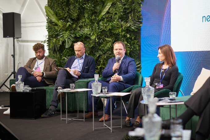 Paneliści debaty „Zrównoważona logistyka miejska”: Łukasz Franek, Marcin Korolec, Krzysztof Krawiec i Anika Słowińska