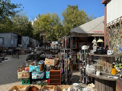 Miniatura: Bazar staroci przy ulicy Olkuskiej 4 na...