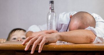 Jakie są objawy uzależnienia od&nbsp;alkoholu?
