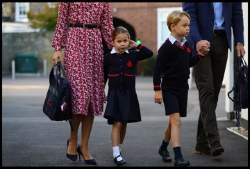 Księżniczka Charlotte, książę George oraz ich rodzice Kate i William 