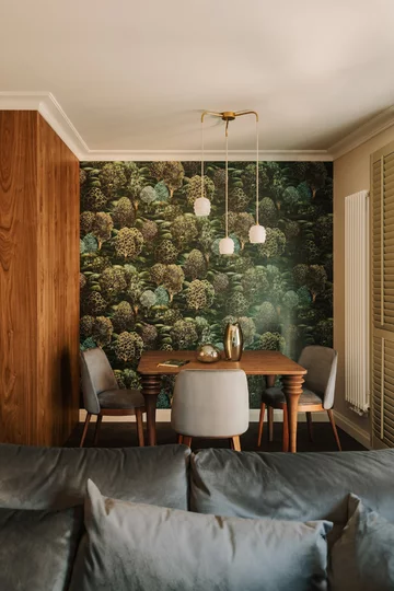 Ten apartament udowadnia, że kobiece wnętrze nie musi być jasne ani przewidywalne. Projekt pracowni Buduar łączy elegancję, funkcjonalność i wyrafinowany klimat 