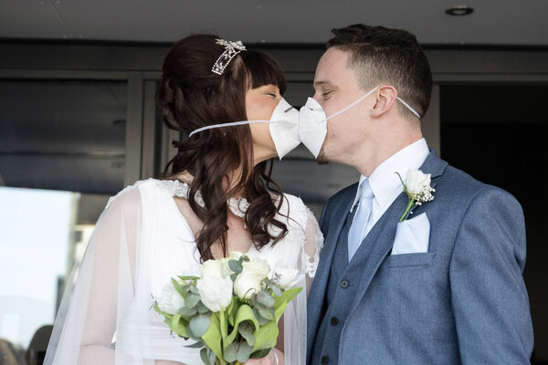 Miniatura: Maseczki, rękawiczki i zaledwie kilku...