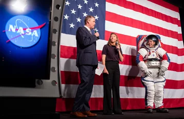 NASA pokazała nowe kombinezony 