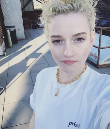 Julia Garner 