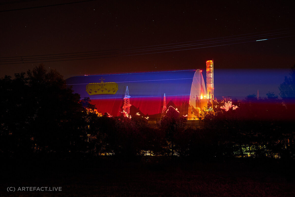 Oświetlenie sarkofagu w Czarnobylu w Dzień Flagi na Ukrainie. Wyświetlano flagi państw, które wsparły projekt budowy nowego sarkofagu „Arki” nad blokiem nr 4 
