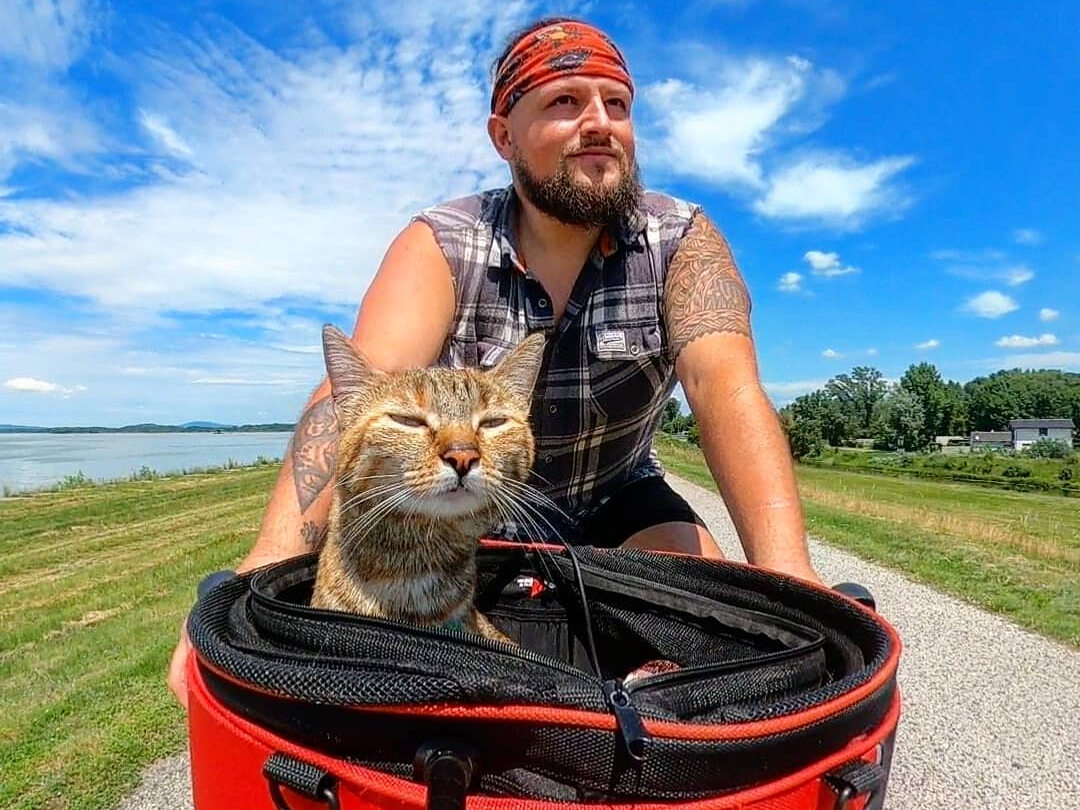 Dean podróżuje z kotką 