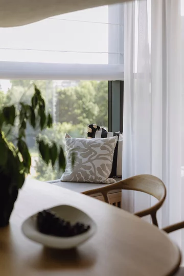 Projekt MIKOŁAJSKAstudio pokazuje, że styl japandi to nie tylko estetyka, ale przede wszystkim świadomie zaprojektowana przestrzeń sprzyjająca codziennemu komfortowi i wyciszeniu 