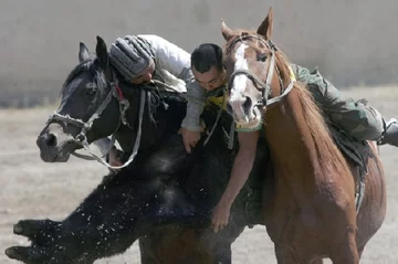 Buzkashi, narodowy sport Afgańczyków... (fot. EPA/IGOR KOVALENKO)