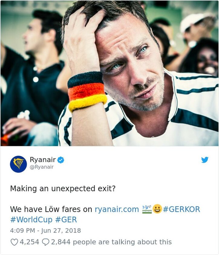 Nawet Ryanair kpi z Niemców "Nieoczekiwany powrót?" - pytają w reklamie tanie linie. Ryanair reklamuje "niskie stawki", wykorzystując grę słów z nazwiskiem Joachima Löwa i słówkiem "low" czyli "niski".