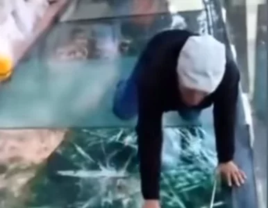 Miniatura: Turyści idą na wysokości kilkuset metrów,...