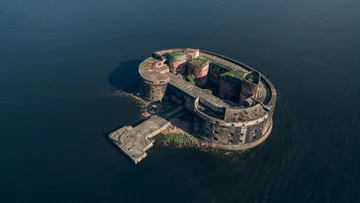 Fort Aleksander, Rosja XIX-wieczny fort został początkowo wzniesiony do obrony St Petersburga. Później przekształcono go w ośrodek badawczy nad chorobami zakaźnymi. W czasach sowieckich służył jako magazyn amunicji dla marynarki wojennej ZSRR. Na początku XXI wieku odbywały się w nim imprezy muzyki rave. Zwraca uwagę, że budynek jest bardzo podobny do francuskiego Fortu Boyard.