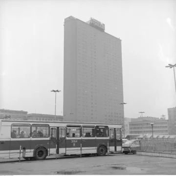 Od stycznia 1973 roku po Warszawie można było podróżować autobusem...