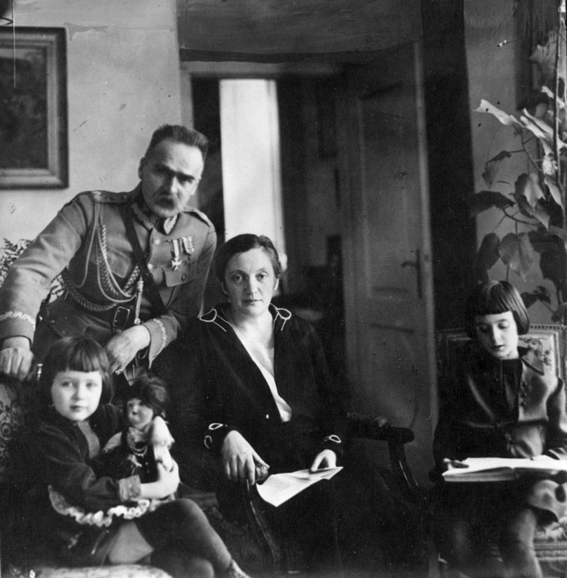 Józef Piłsudski z żoną i córkami w 1928 roku 