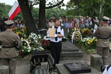 Złożenie urny do grobu (fot.PAP/Rafał Guz)