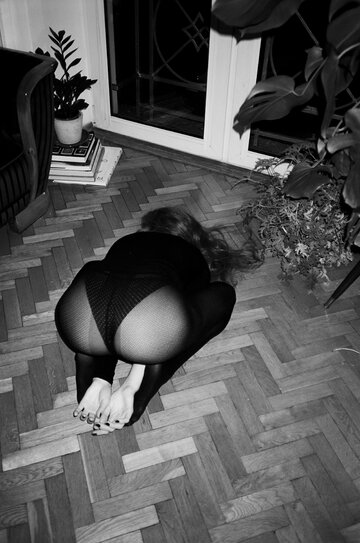 Modelka przybierała pozy, w&nbsp;kt&oacute;rych autorce fotografii ze&nbsp;względu na&nbsp;dwubiegunowość zdarzało się zastygać