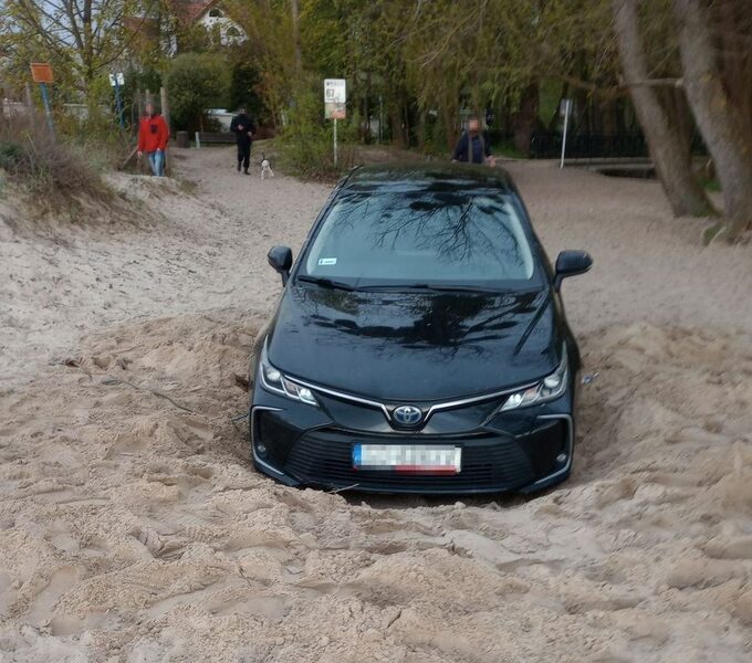 Turysta wjechał samochodem na plażę w Gdańsku